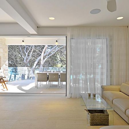 Chiponsky One - 5 Star Beachfront Property ボル エクステリア 写真