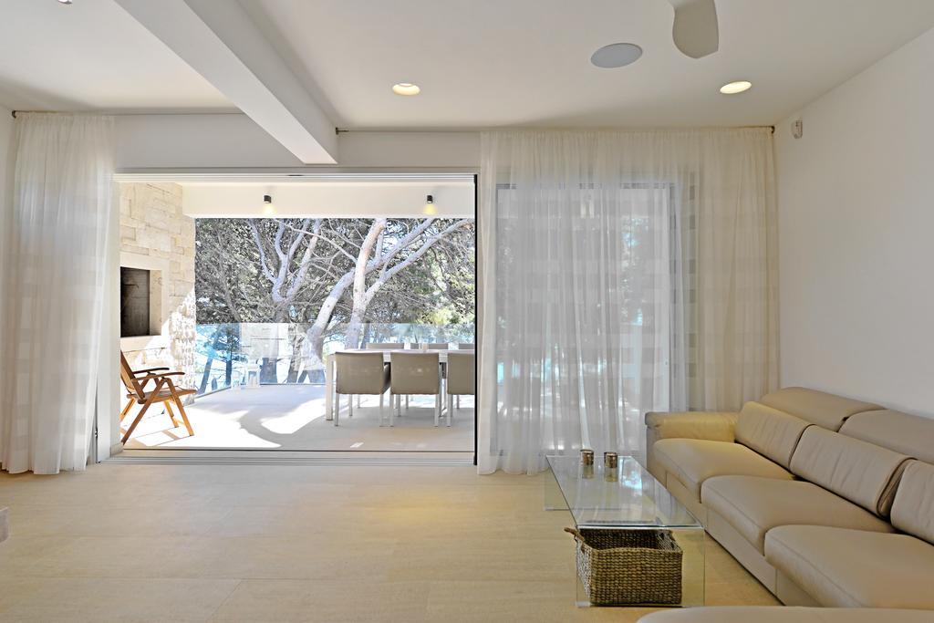 Chiponsky One - 5 Star Beachfront Property ボル エクステリア 写真