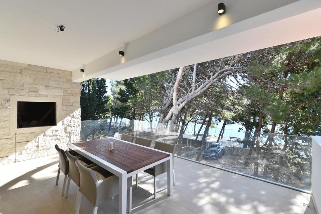 Chiponsky One - 5 Star Beachfront Property ボル エクステリア 写真