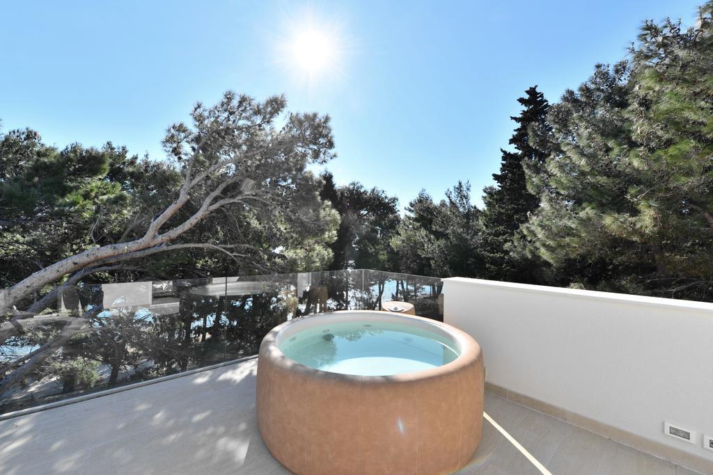 Chiponsky One - 5 Star Beachfront Property ボル エクステリア 写真