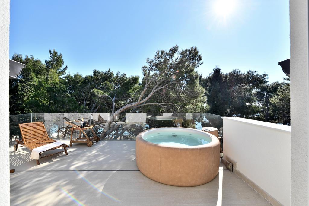 Chiponsky One - 5 Star Beachfront Property ボル エクステリア 写真