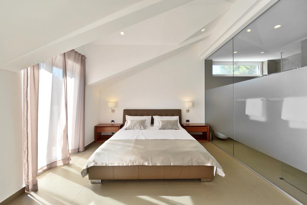 Chiponsky One - 5 Star Beachfront Property ボル エクステリア 写真