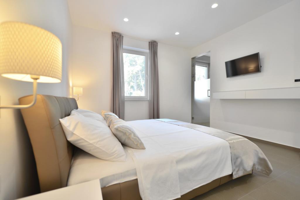 Chiponsky One - 5 Star Beachfront Property ボル エクステリア 写真
