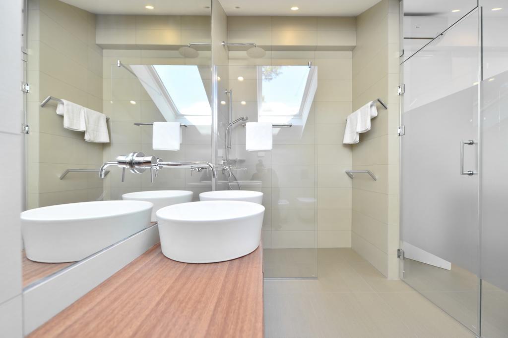 Chiponsky One - 5 Star Beachfront Property ボル エクステリア 写真