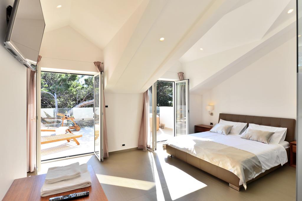 Chiponsky One - 5 Star Beachfront Property ボル エクステリア 写真